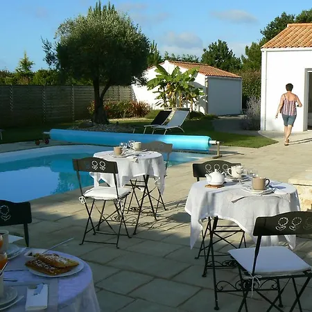 לינה וארוחת בוקר Le Clos De La Combe 3*